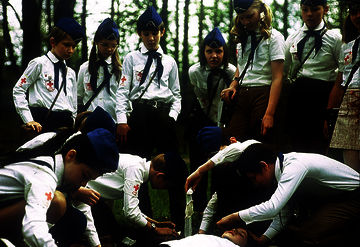 Junge Sanitäter/-innen bei einer Erste-Hilfe-Übung. Foto: JRK-Bildarchiv