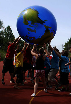 JRKler/-innen, die einen riesigen Weltkugel-Ball in die Luft werfen. Foto: JRK-Bildarchiv