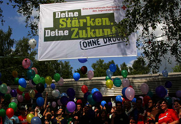 Gruppenfoto mit Kampagnen-Banner und Lutfballons. Foto: JRK-Bildarchiv